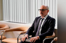 The Unicorn, Season 1: The Wade Beneath My Wings