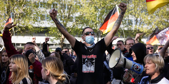 22:55: Jung, militant, national – Die Neuen Rechten | 3SAT | 11/27 2025