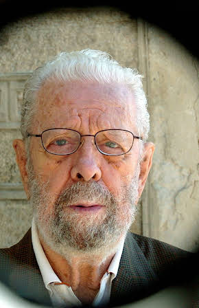 Luis García Berlanga as 