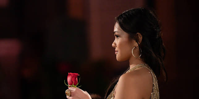 06:45: Ungkarskvinnen (S21 E7) (S21) | FEM | 1/13 2026