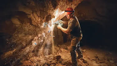 12:00 PM: Outback Opal Hunters (S6 E3) (S6) | Dmax | 2/21 2026