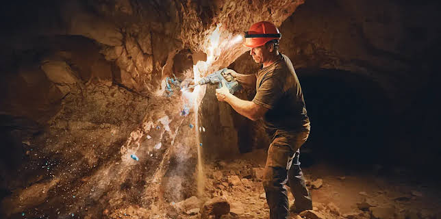 5:00 PM: Outback Opal Hunters (S7 E8) (S7) | Dmax | 2/9 2026