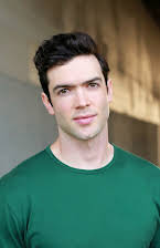 Ethan Peck como 