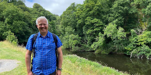 9:00 AM: Weatherman Walking | BBC Two | 12/7 2025