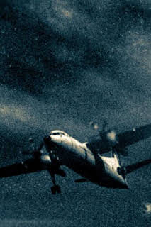 03:31: Extraterrestres: ellos están entre nosotros: Triángulo luminoso frente al avión | Discovery Max | 6/19 2026