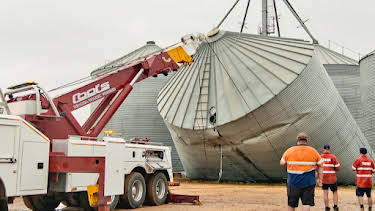 1:20 AM: Extreme Tow Truckers (S1 E2) (S1) | Paramount | 2/16 2026