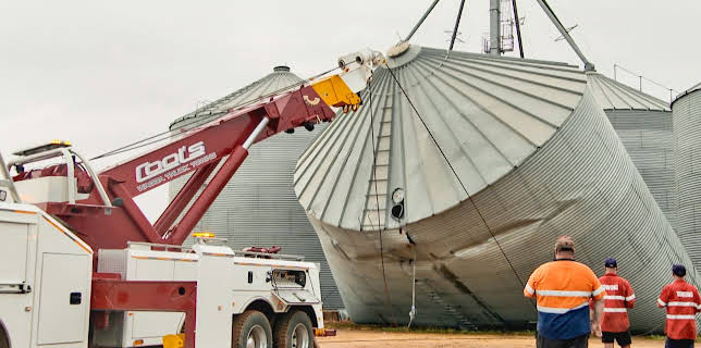 12:00 AM: Extreme Tow Truckers (S1 E2) (S1) | Paramount | 2/11 2026