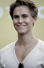 Rhys Wakefield como 