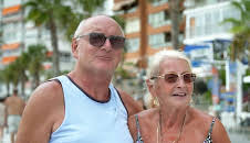 Bargain-Loving Brits in the Sun (S8 E32)