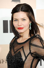 Delphine Chanéac as Aline