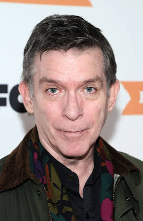 Kurt Loder as 