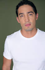 Alejandro Barrios como Latino