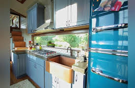 Tiny Luxury, Season 1: Tiny Home, Big Family