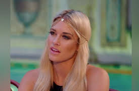 Wags, Season 1: I Kissed a Girl