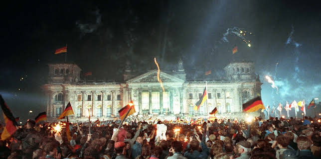 05:45: Deutschland '90 - Countdown zur Einheit | ZDFinfo | 1/1 2026