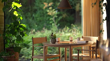 10:05: Designeventyret – 100 år med nordisk design: Ei stund på jorda 2000-2025 | NRK 1 | 4/6 2026