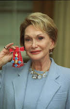 Siân Phillips como 