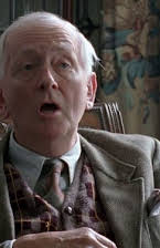 Benjamin Whitrow como Sir Samuel Hoare