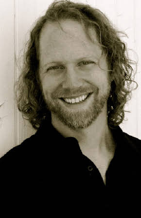 Peter Linz as 