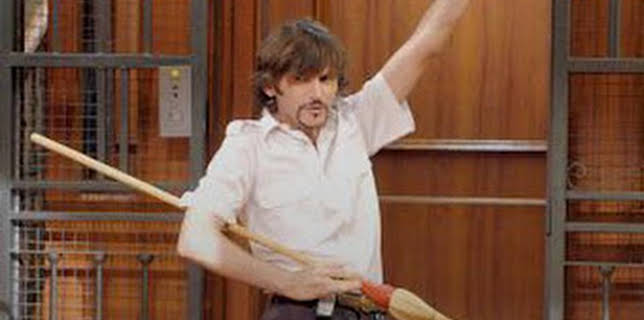 03:37: Aquí no hay quien viva (T5): Ep.7 Érase una Navidad convulsa | Comedy Central | 12/19 2025