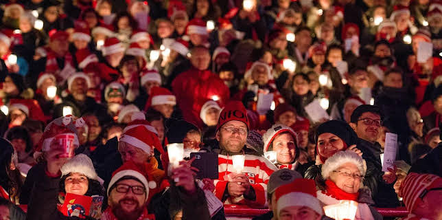 20:15: Weihnachtssingen an der Alten Försterei 2025 | RBB Fernsehen | 12/23 2025