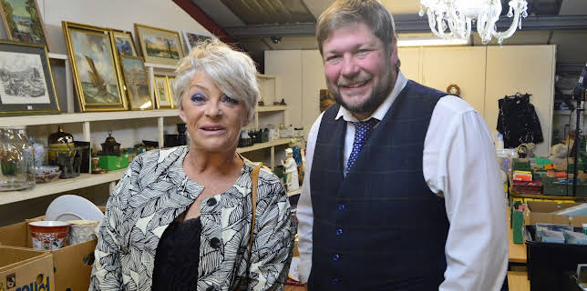 14:10: På skattejakt i Yorkshire: Laurence Llewelyn-Bowen og Crissy Rock | NRK 2 | 2/24 2026