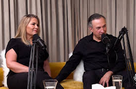 Off the record con Martha Debayle season-1: Nadie te dice esto de viajar en pareja con amigos: reglas, límites y risas