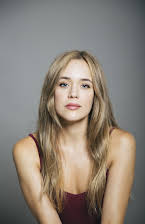 Lucía Delgado como Nuria joven