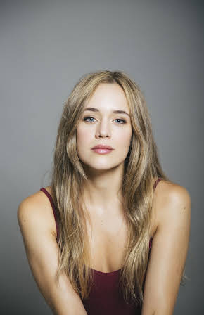 Lucía Delgado as Nuria joven