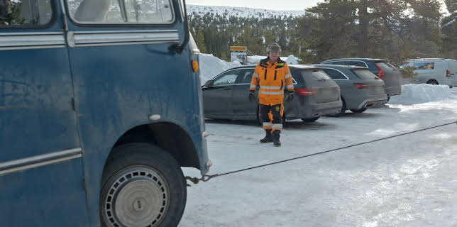 13:55: Frusna vägar (S12 E6) (S12) | TV3 | 12/2 2025