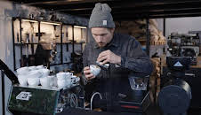 Wie ein Barista Espresso und Latte Art macht