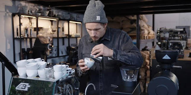 16:45: Wie ein Barista Espresso und Latte Art macht | ARD Alpha | 11/6 2025