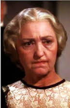 Leona Roberts como Mrs. Gogarty