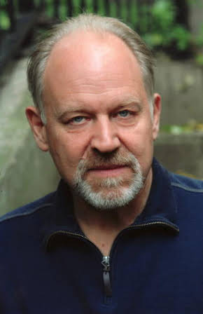 Geoffrey Bateman as 