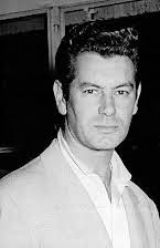 José Suárez como Román Avelino Campos