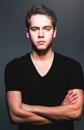 Munro Chambers as 