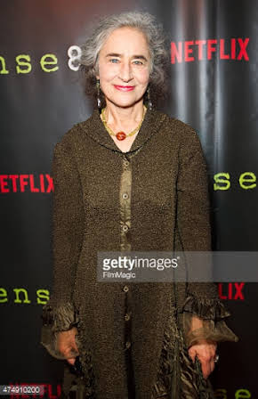 Maximilienne Ewalt as Mary
