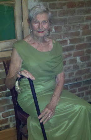 Lauren Swinney as Old Lady 
  
  
  (as Laura Swinney)