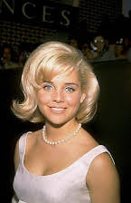 Sue Lyon como Charlotte Goodall