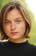 Emma Corrin como 