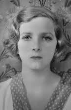 Gladys Cooper como Mrs. Hamilton