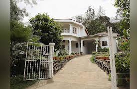 House Hunters International: Eccentric Buyers Volume 1: A Family Safari in Tanzania