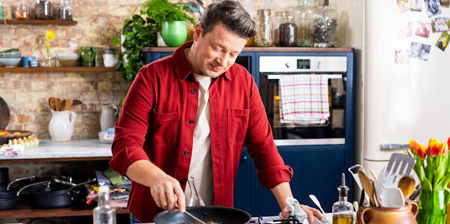 16:55: Jamie Oliver: Cooking For Less (S1 E2) (S1) | TV6 | 1/10 2026