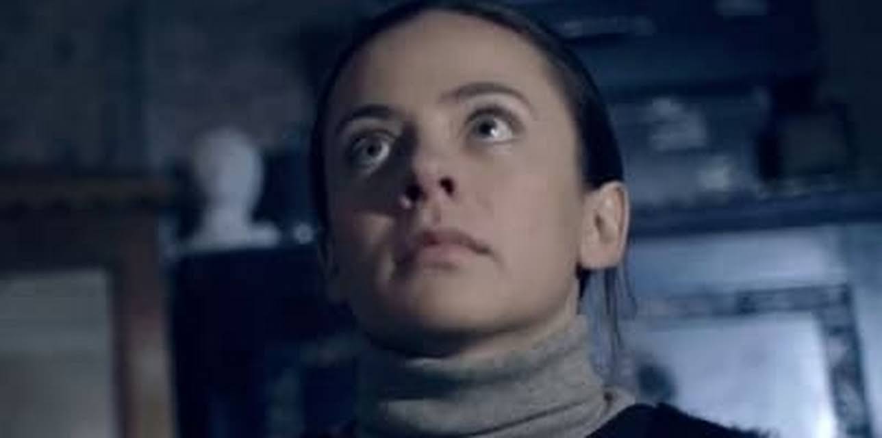 Ghost in the Curved Mirror