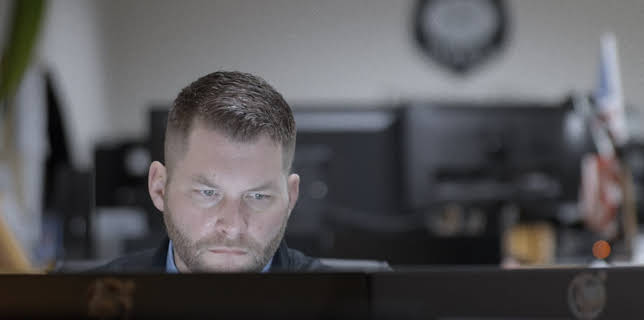 21:00: Caught In The Net (S2 E3) (S2) | Investigation Discovery | 8/7 2025