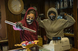 Para - We Are King, Season 1: Y is for Trouble