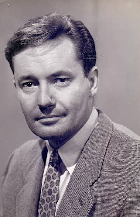 Charles 'Bud' Tingwell as Lt. Harry Carstairs 
  
  
  (as Charles Tingwell)