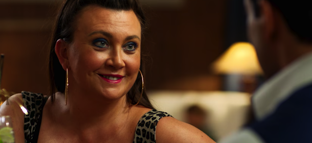 Camilla Läckberg lever ut sin inre leopardkvinna i "Strandhotellet" - får maken Simon att svettas