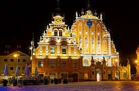 A History of Eastern Europe: Eastern Europe at the Crossroads