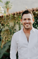 Martin Desmond Roe som Director